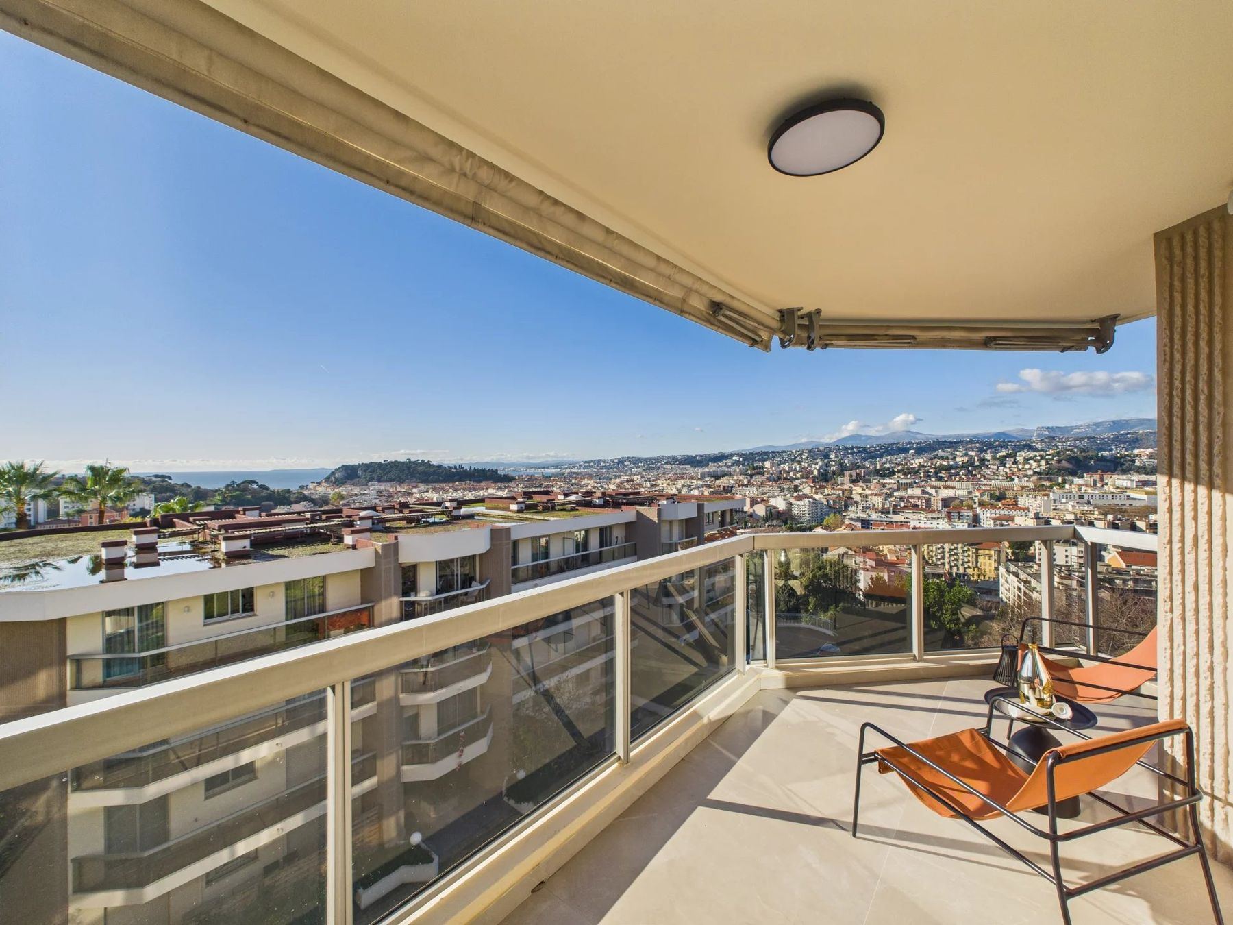 Terrasse avec vue mer panoramique depuis le Mont Boron