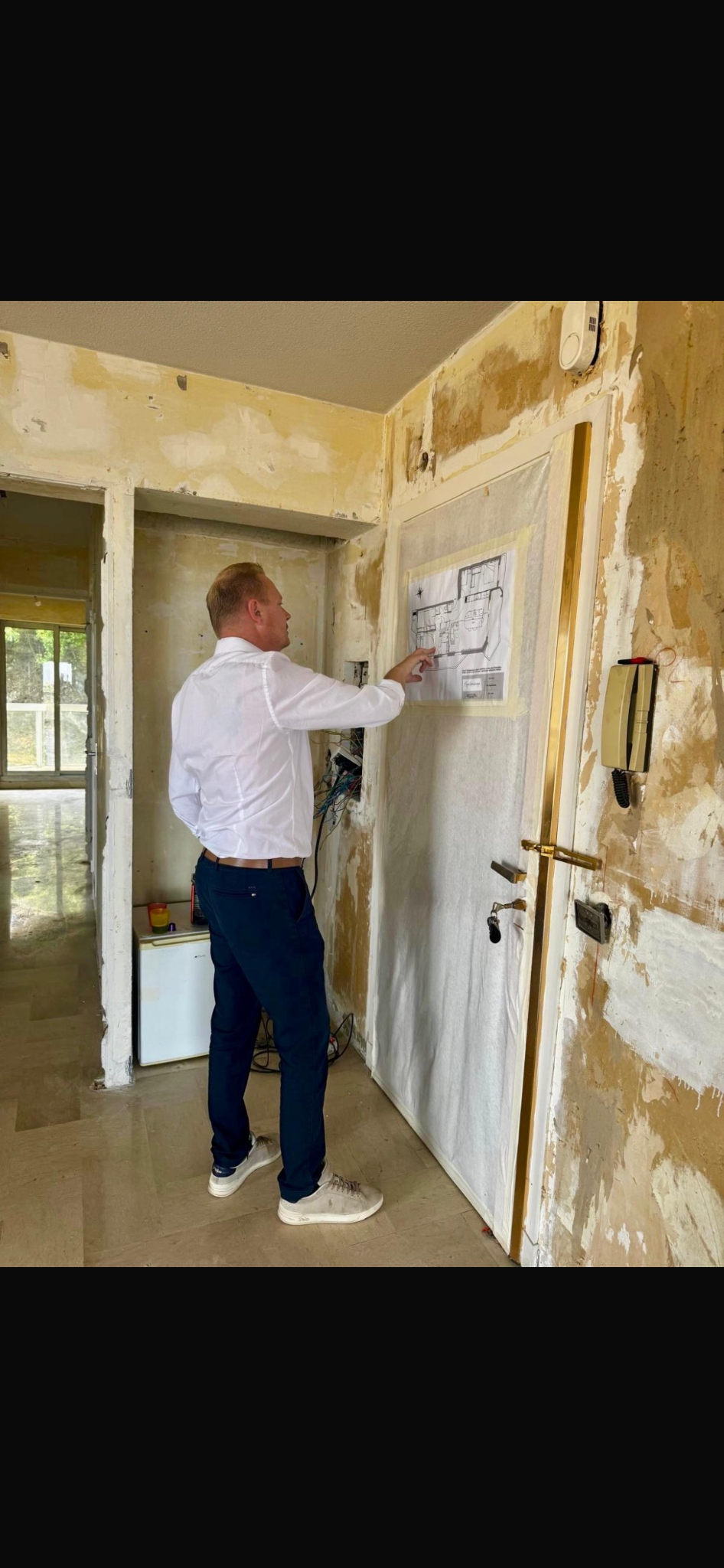 Romain Foucher sur chantier avec un plan